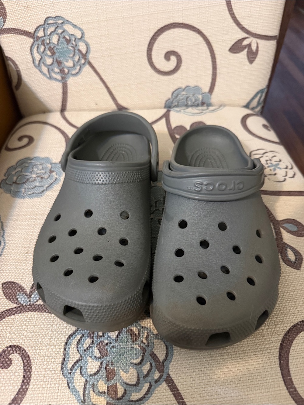 CROCS Classic Clog in Gray Unisex M7 W9